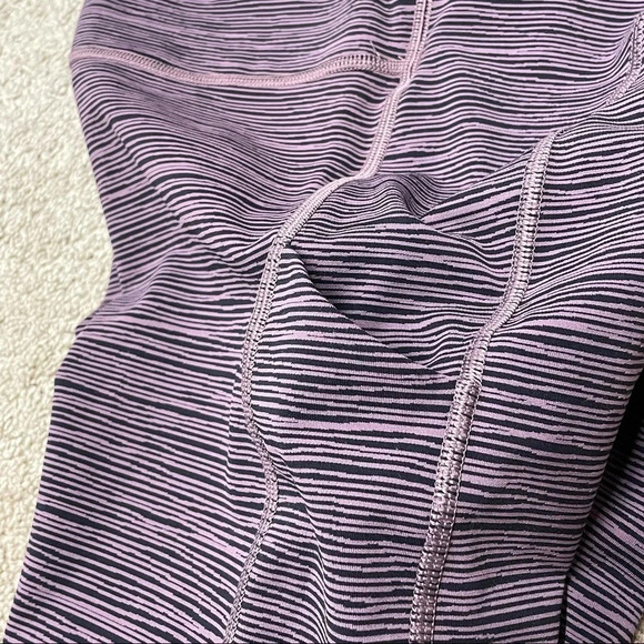 Athleta Ultimate Capri Linear Lines Capri Black/Volcanic Violet SIZE S - Picture 8 of 16